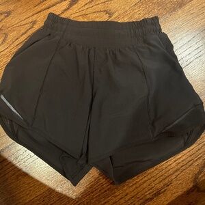 Black lululemon hotty hots 4”